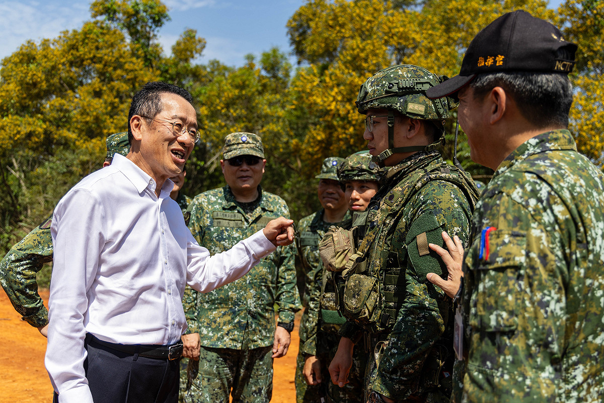 國防部長顧立雄關心官兵訓練與生活狀況。 圖：國防部提供（軍聞社記者蔡枋澐攝）