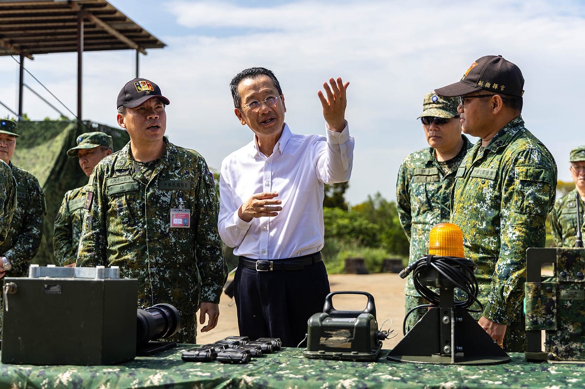國防部長顧立雄於進訓部隊指揮所，瞭解部隊任務整備與指管運作情形。 圖：國防部提供（軍聞社記者蔡枋澐攝）