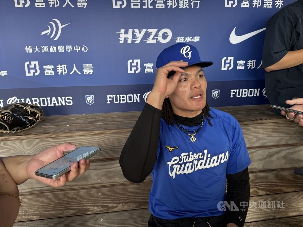 中華職棒富邦悍將野手張育成（圖）先前預言李灝宇5年內上大聯盟成真，他28日賽前受訪，稱讚李灝宇能力大勝自己高中同時期，希望李灝宇穩定出賽、1年就突破自己累積的大聯盟紀錄。中央社記者謝靜雯攝　115年4月28日