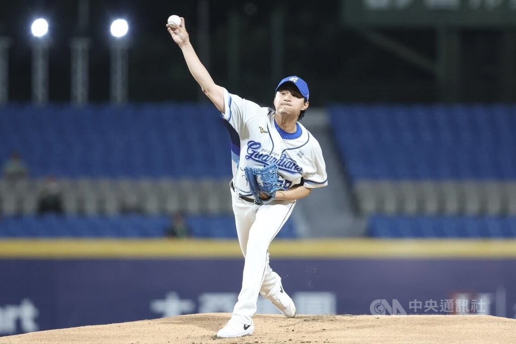 中華職棒富邦悍將28日在新莊棒球場以6比0擊敗台鋼雄鷹，悍將先發投手李東洺（圖）展現壓制力，總計用80球投6局，僅被敲出3支安打，投出3次三振、1次四壞保送，無失分，獲選單場MVP。中央社記者吳家昇攝　115年4月28日