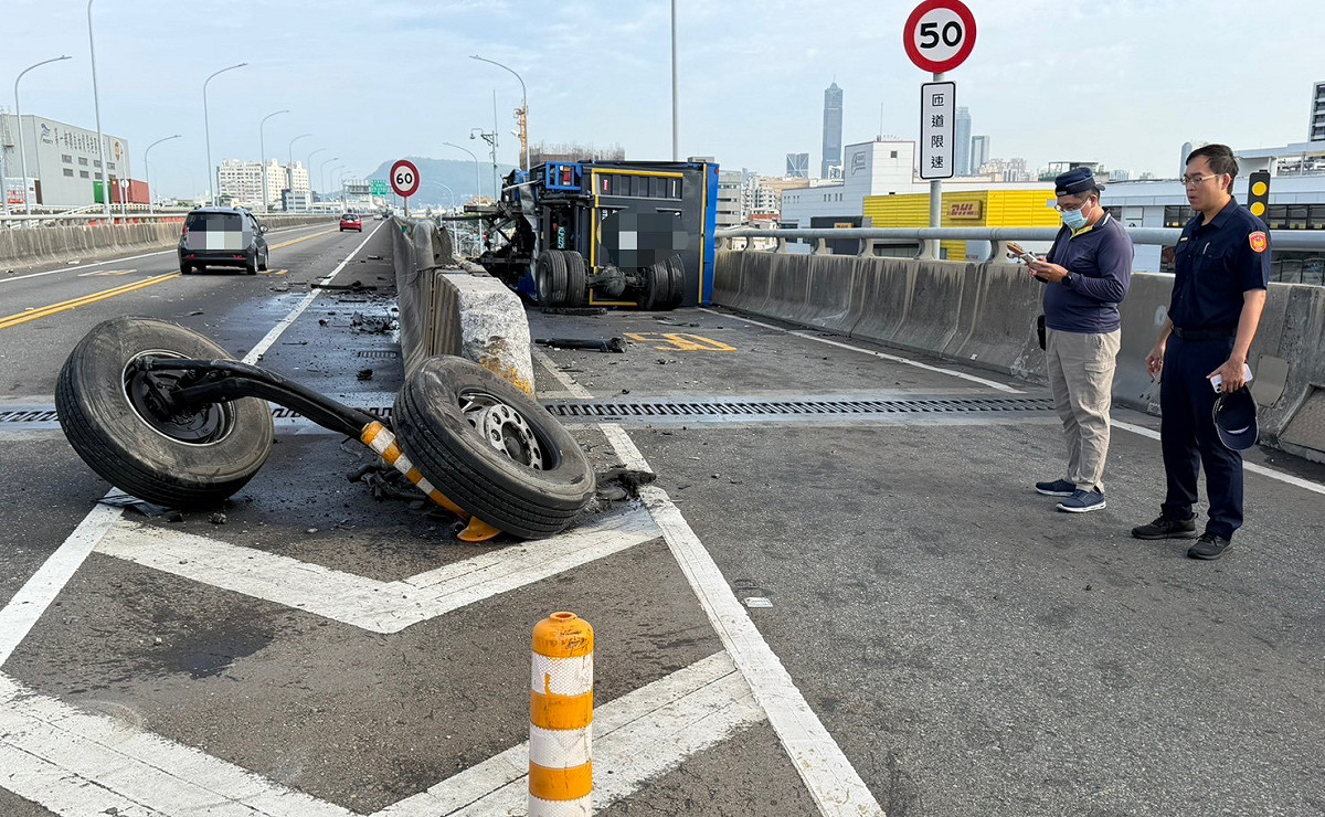 營業大貨車疑似碰撞匝道口水泥護欄翻覆。 圖：高市警前鎮分局/提供