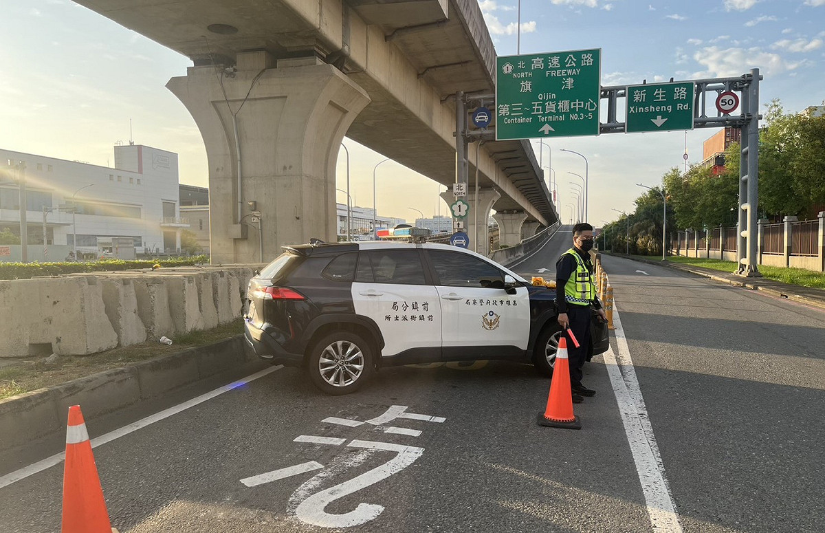 前鎮分局前鎮街派出所員警馳赴現場管制疏導，防止發生二次事故。 圖：高市警前鎮分局/提供