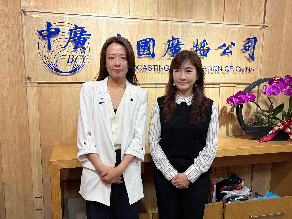新北市議員、國民黨發言人江怡臻（圖左）接受中廣《千秋萬事》主持人王淺秋專訪。 圖：新傳媒/提供