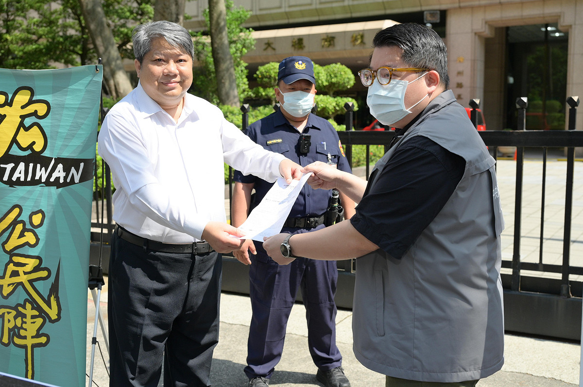 台灣公民陣線執委羅宜說明，此次遊行的訴求為：民主化前無憲法，老賊修憲不算憲法，拒絕一中憲法，拒絕一國兩區，拒絕統一神話；並將發表《拒絕一中憲法，確立台灣民主共同體憲政秩—501「埋葬假憲法行動」宣言》。 圖：台灣經濟民主連合 提供