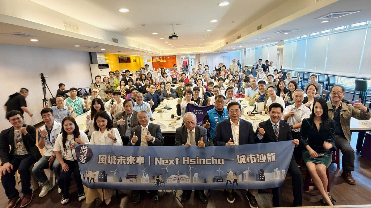 台大前校長管中閔日前出席在新竹市舉辦的城市沙龍活動（圖前排右三）發言引發爭議後，新竹市長擬參選人何志勇（圖前排右二）發聲力挺。 圖：何志勇/提供