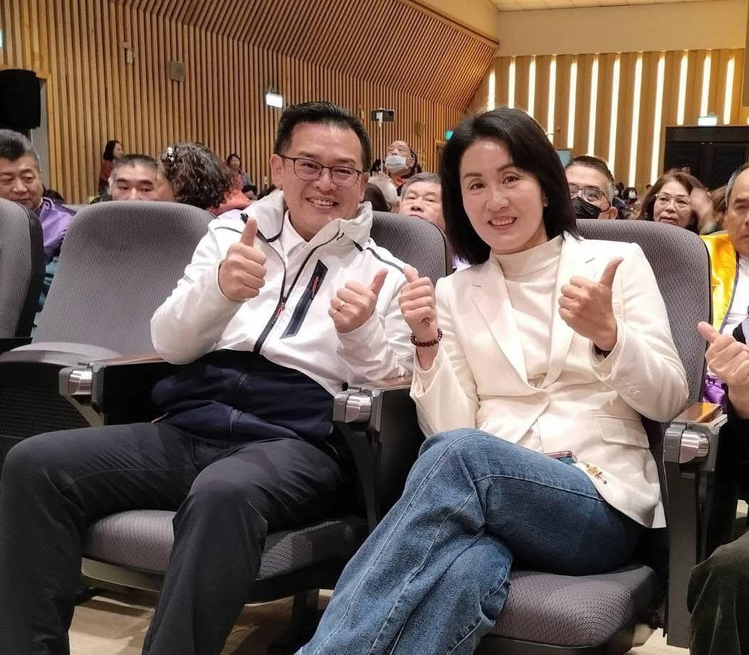 國民黨議員徐功凡(左)角逐頭份市長，傳已獲得苗栗縣議會副議長張淑芳(右)支持。 圖：翻攝自徐功凡臉書