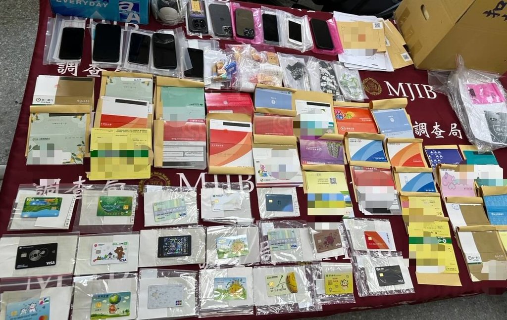 台中地檢署接獲情資，指有洗錢水房集團向第三方支付業者申請虛擬帳號或繳費代碼，供非法博弈娛樂城入金及洗錢，日前指揮警調逮捕陳姓男子等25人，並查扣公司帳戶、存摺及金融卡等證物。（檢方提供）中央社記者蘇木春傳真　115年4月29日