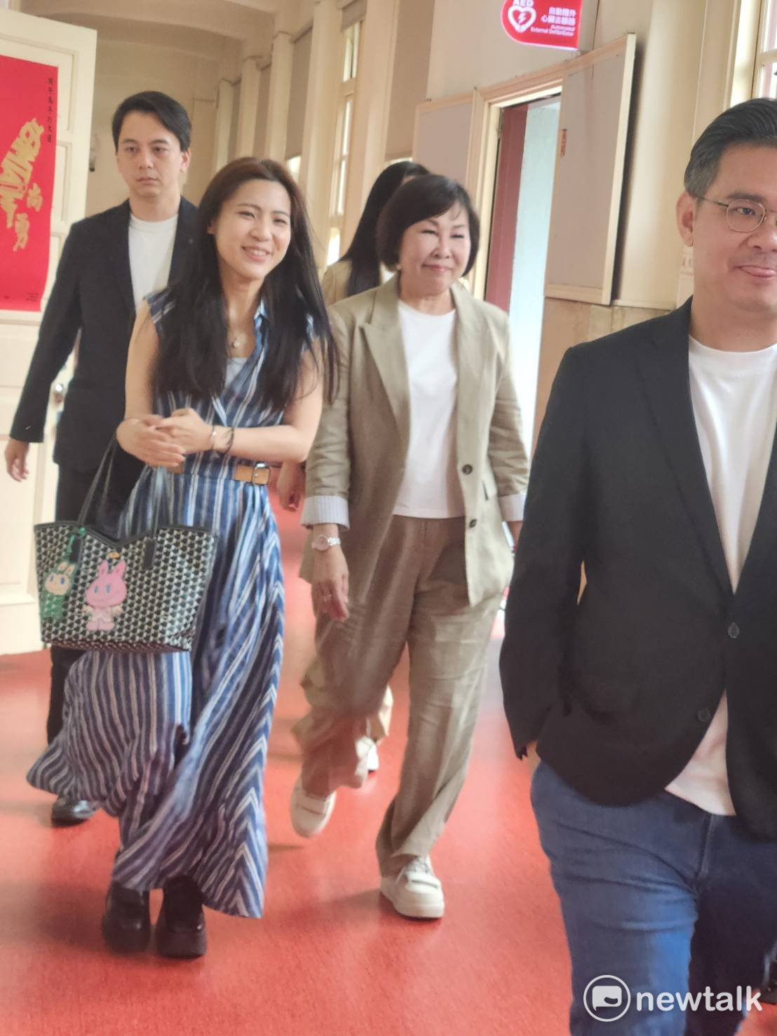 多名國民黨立委抵達黨團會議室。 圖：黃建豪/攝