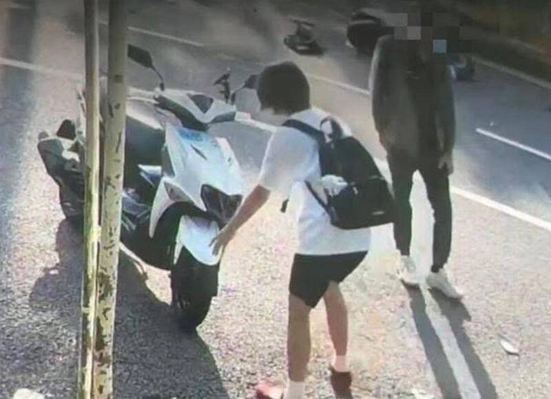 戴姓女大生追撞導致鄭姓女警慘死遊覽車輪下，竟只關心自己機車的車損，引爆網友怒火。 圖：翻攝自Threads