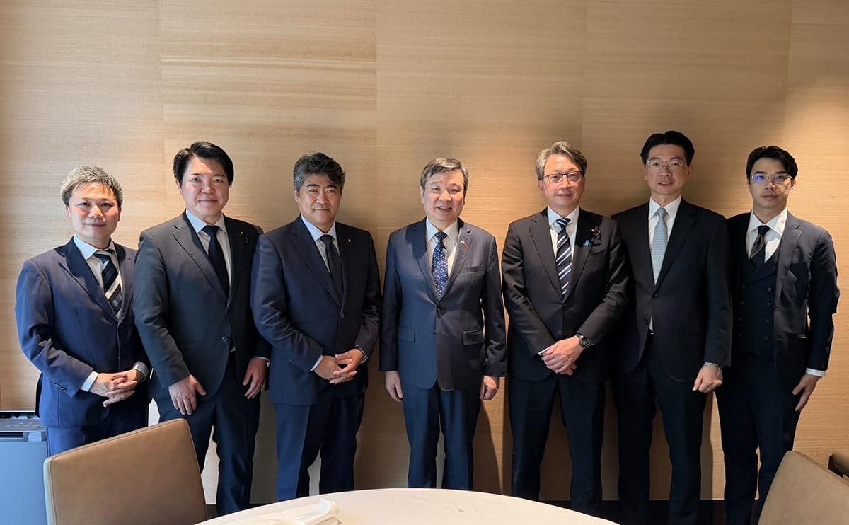 日本眾議院議員平將明、木原誠二及西野太亮一行於29日起訪問台灣，訪團在台期間將會見總統賴清德、以及拜會相關部會，我國駐日本大使李逸洋昨日也設壯行宴歡送。 圖：翻攝自李逸洋臉書