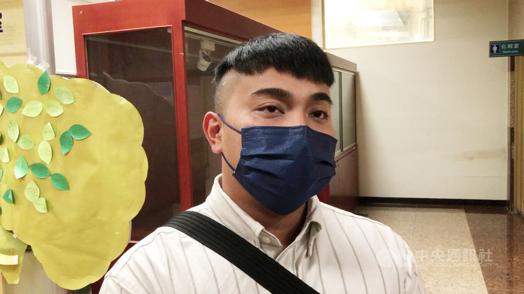 歌手邱軍（圖）涉嫌在基隆酒駕，撞死李姓排班計程車司機後逃逸遭起訴，基隆地方法院2月25日召開準備程序庭，邱軍在休庭時，面對媒體詢問鞠躬說，「做了很多對不起愛我的人」，向社會大眾道歉。（中央社檔案照片）