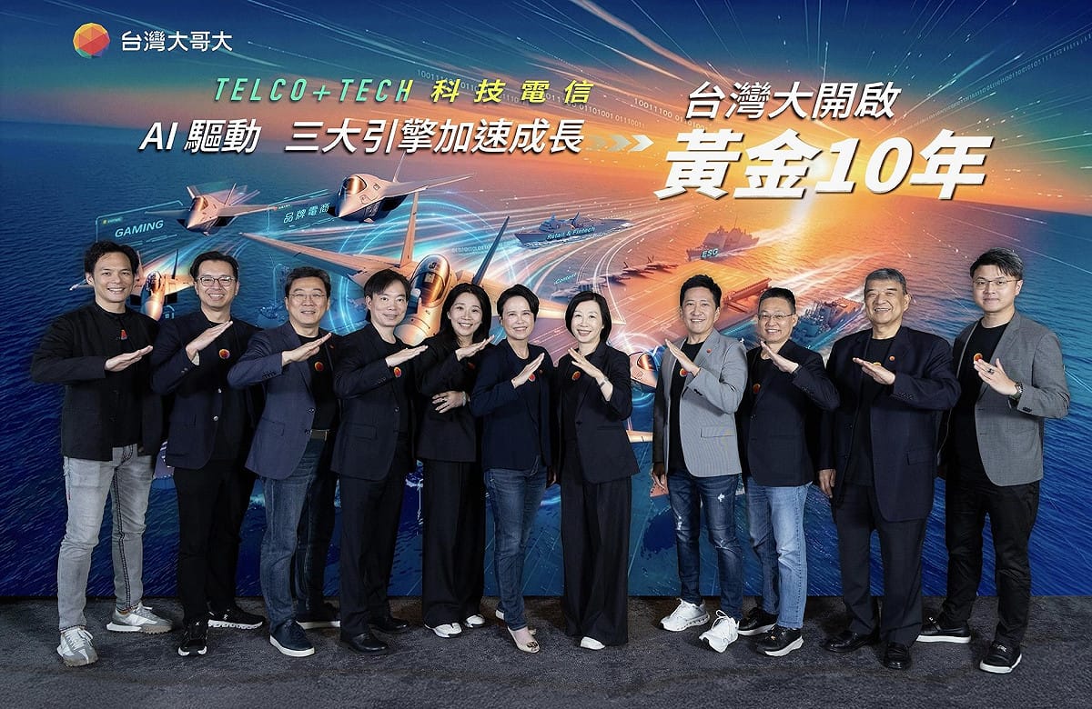 隨著AI加速重塑產業格局，台灣大「科技電信航母」已全面就緒，準備迎接下一波由企業升級需求所帶動的爆發性成長。(從左自右：台灣大總經理林之晨、內容發展副總鄭偉柏、電信金融副總吳建頤、資訊長蔡祈岩、品牌暨公關副總吳嘉玲、企業服務事業商務長朱曉幸、行銷暨營運支援副總經理陳麗郁、財務長張家麒、品牌電商事業副總林俞禎、技術長揭朝華、個人用戶事業商務長林東閔)