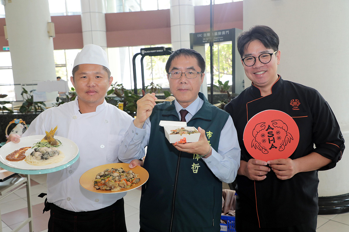 為推廣「南市蚵」，台南市區漁會舉辦「台南蠔棒」記者會，邀請知名餐廳以當季鮮蚵端出創意饗宴料理，台南市長黃偉哲也特地前往大啖鮮蚵。 圖：台南市政府提供