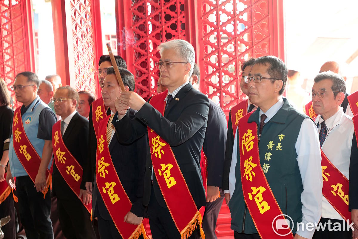 「明延平王鄭成功來台365週年中樞祭典」於延平郡王祠隆重舉行，由內政部常務次長吳堂安擔任主祭官，台南市長黃偉哲與金門縣長陳福海為陪祭官，並邀集鄭成功故鄉日本平戶市親善訪問團、世界鄭氏宗親總會、全國各地宗親會、奉祀鄭成功的廟宇代表及鄭成功後裔共同與祭，場面莊嚴隆重。 圖：台南市政府提供