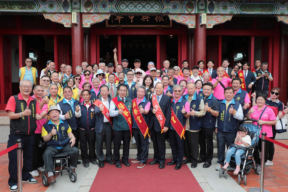 「明延平王鄭成功來台365週年中樞祭典」於延平郡王祠隆重舉行，由內政部常務次長吳堂安擔任主祭官，台南市長黃偉哲與金門縣長陳福海為陪祭官，並邀集鄭成功故鄉日本平戶市親善訪問團、世界鄭氏宗親總會、全國各地宗親會、奉祀鄭成功的廟宇代表及鄭成功後裔共同與祭，場面莊嚴隆重。 圖：台南市政府提供