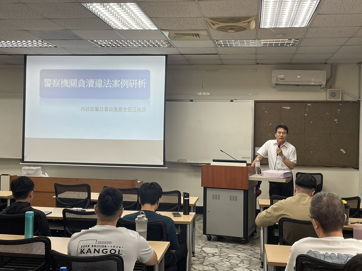 江祐丞授課時提醒警察同仁，專業知能是避開法律坑洞的唯一導航。 圖：高雄市警察局/提供
