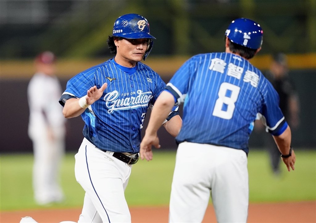 圖為中華職棒富邦悍將隊野手王勝偉（左）。 （富邦悍將隊提供）