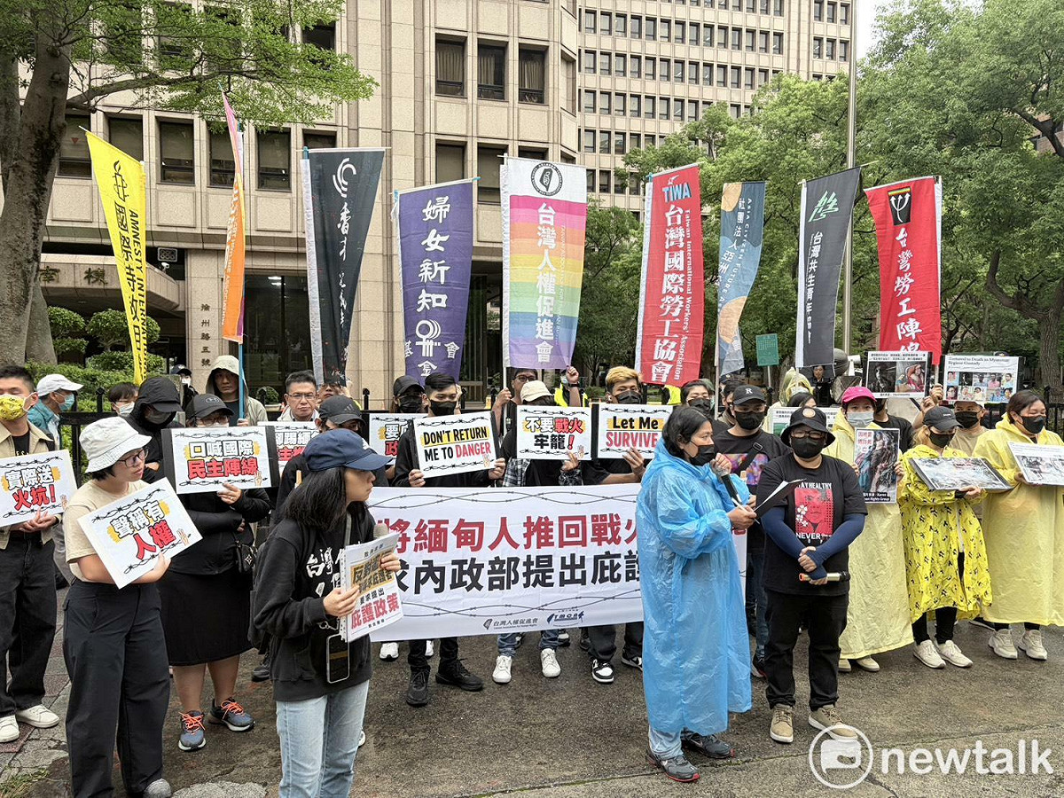台灣人權促進會今（30）日偕台緬公民協會等多個民間團體於內政部前，抗議政府至今仍未對在台緬人提供政治庇護，甚至限期離境、驅逐出境等處分，卻對外宣傳已履行國際法上之人權義務。 圖：李宣萱/攝