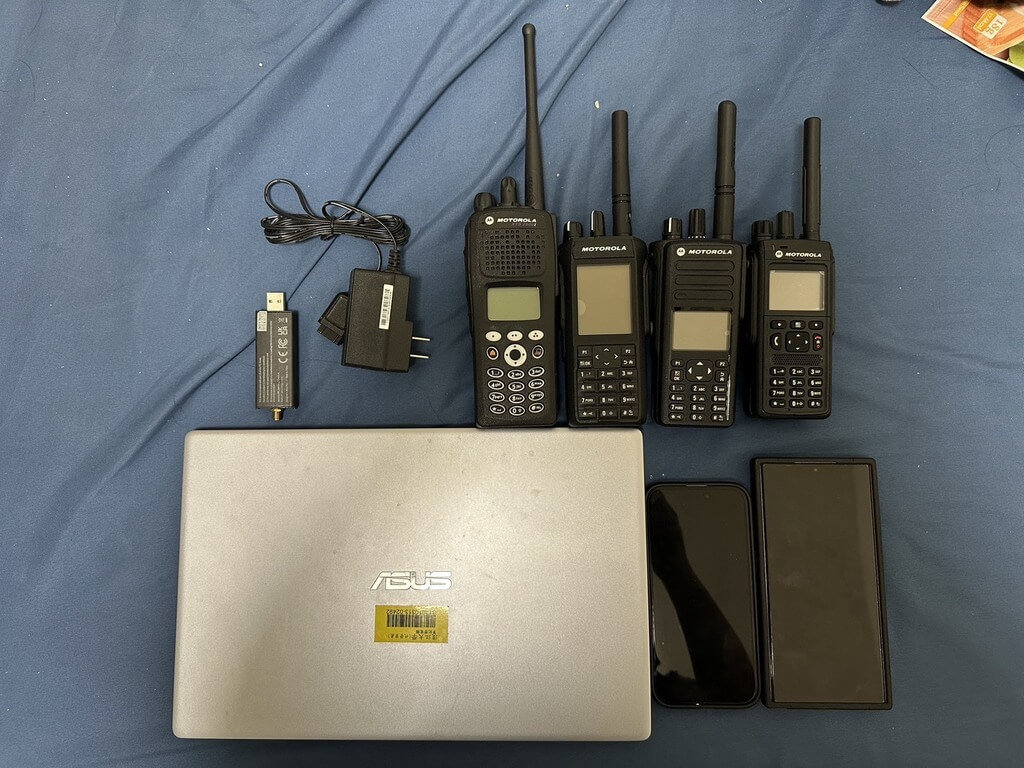 台灣高鐵日前發生無線電遭盜接導致3列車急停，檢警查獲涉案者是台中的無線電玩家、23歲林姓男大生，搜索時查扣相關無線電設備及電子裝置。（桃園地檢署提供）中央社記者葉臻傳真　115年4月30日