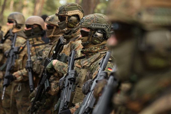 多名具實戰經驗的烏克蘭退伍軍人已進入德國軍事院校，協助訓練德軍部隊，重點涵蓋無人機作戰、裝甲戰與砲兵運用 圖:翻攝自X帳號@rainbow78521