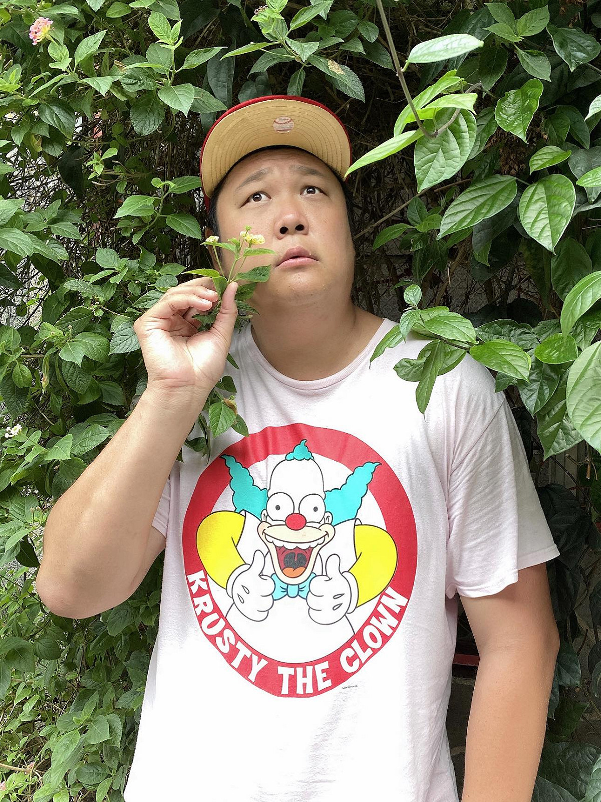 台灣啤酒助理教練哈孝遠因去年帶隊罷賽，遭籃協禁止入場並停權3年。然而，哈孝遠近期仍以觀眾身分進場，並於26日對陣裕隆的季後賽中，因不滿判決於場邊對裁判叫囂。 圖：翻攝自哈孝遠臉書