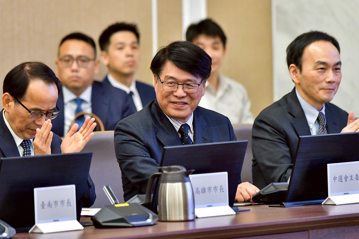 今（30）日行政院會開始前，卓榮泰院長先向內閣團隊及各位首長介紹新任中央選舉委員會游盈隆主任委員（圖中）。 圖：行政院提供
