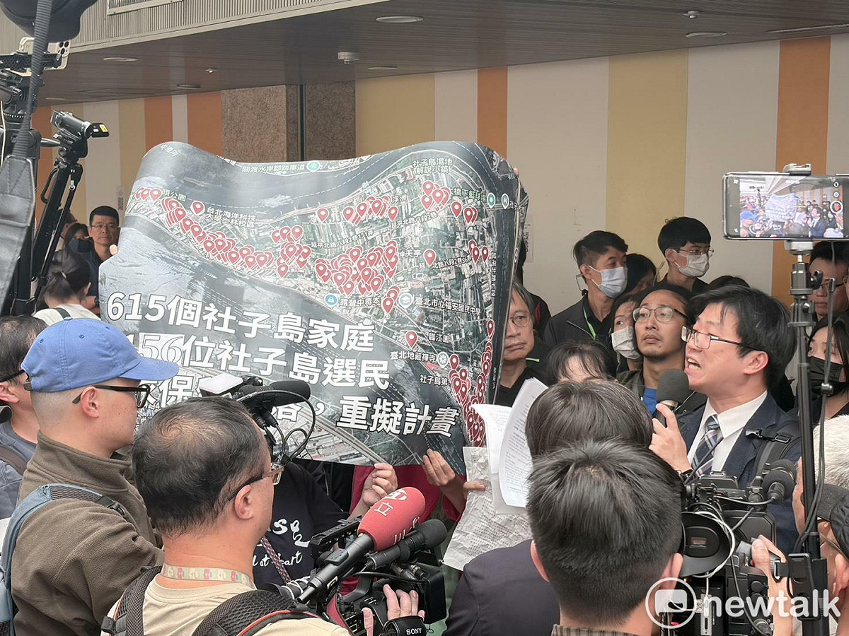 無法進入會議室發言的社子島自救會於會議室外高呼：「我要進去開會！」 圖：李宣萱/攝