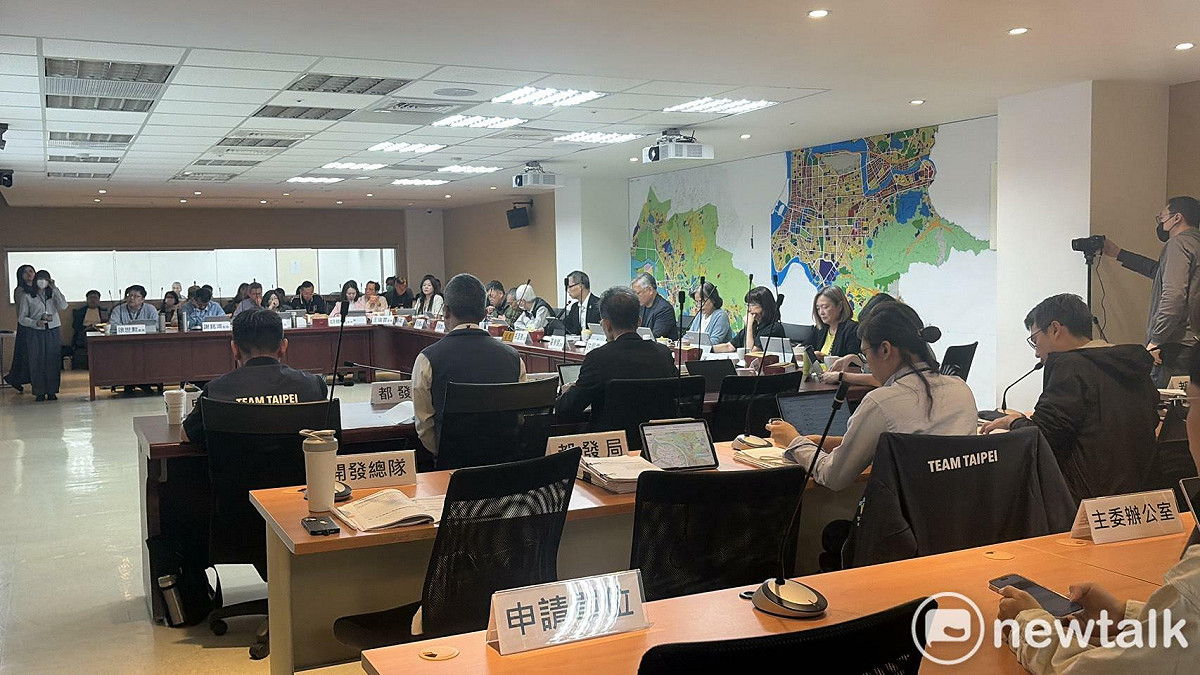 會議室中的審議小組會議照常進行，大批警力至會議室外維持秩序。 圖：李宣萱/攝