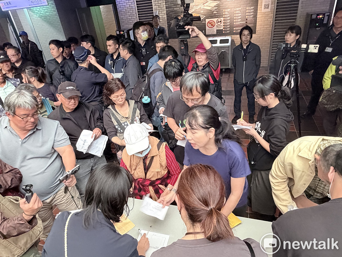 社子島開發計畫審議最新進度，已讓自救會成員開放登記，隨後將依順序進入會議室發言。 圖：李宣萱/攝