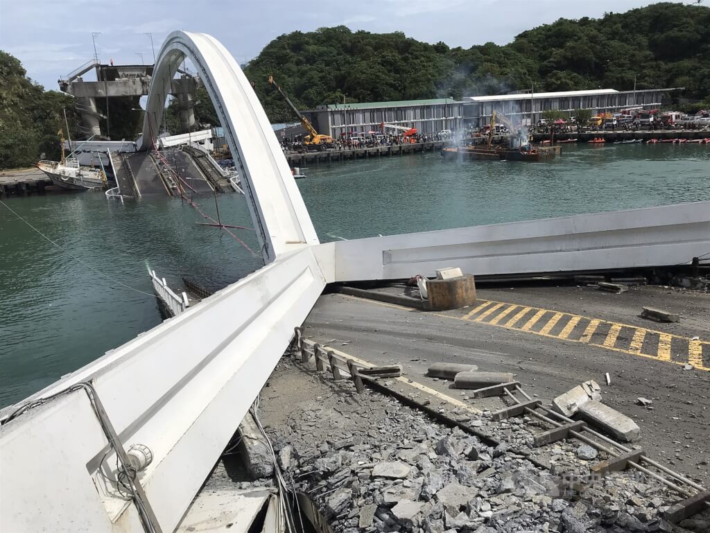 宜蘭縣南方澳跨港大橋108年發生坍塌意外，造成油罐車、多艘漁船受損及民眾落海。（中央社檔案照片）
