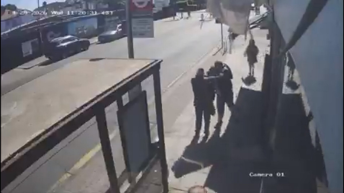 當地時間 29 日，英國倫敦街頭發生一起針對猶太裔人士的恐怖襲擊事件，一名男子持刀襲擊兩名猶太裔人士，隨後遭到警方制伏。事件發生後，與伊朗有關的伊斯蘭武裝組織宣稱將對相關事件負責。 圖：擷取自 @nexta_tv X 分享影片