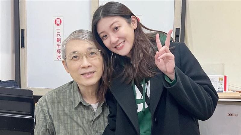 林逸欣的父親、台南知名神經內科醫師林春銘，今年4月因攝護腺癌病逝，而林父生前製作薰衣草精油膏、香茅精油膏，受到不少民眾喜愛。 圖：翻攝自林春銘醫師神經醫學網FB