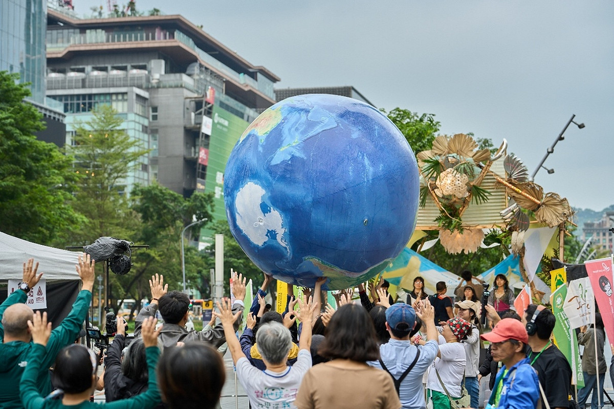 氣候變遷對策委員會的李根政、黃品涵、陳惠萍、雷雅淇、趙家緯五位民間委員今（30）日共同提出「守護能源轉型2.0 緊急行動方案」。 圖：為氣候而走 提供