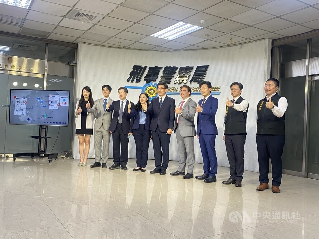 台美合作偵破以台籍程姓男子為首的跨境運毒集團，共14嫌落網。刑事局30日召開記者會說明案情，刑事局長邱紹洲（右5）出席。中央社記者黃麗芸攝　115年4月30日