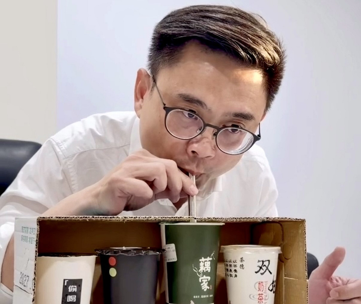 迎國際珍奶日，賴瑞隆釋出「珍奶盲測」趣味短片。 圖：賴瑞隆服務處/提供