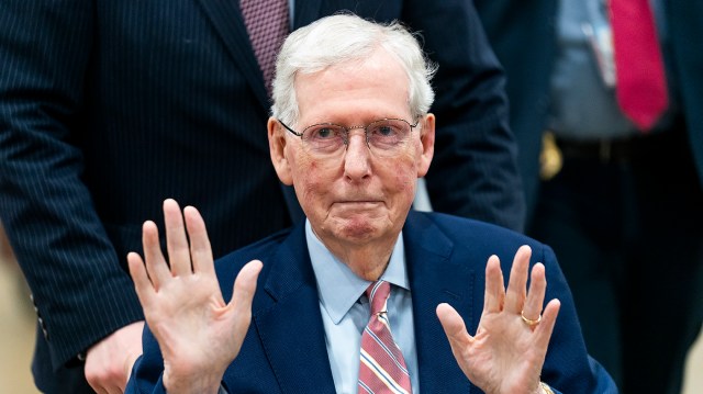 肯塔基州共和黨人近期試圖透過修法，限制民主黨籍州長安迪·貝希爾（Andy Beshear）任命聯邦參議員米奇·麥康諾（Mitch McConnell）繼任者的權力。圖為麥康諾。 圖：翻攝自 @yeyusam1 X 帳號