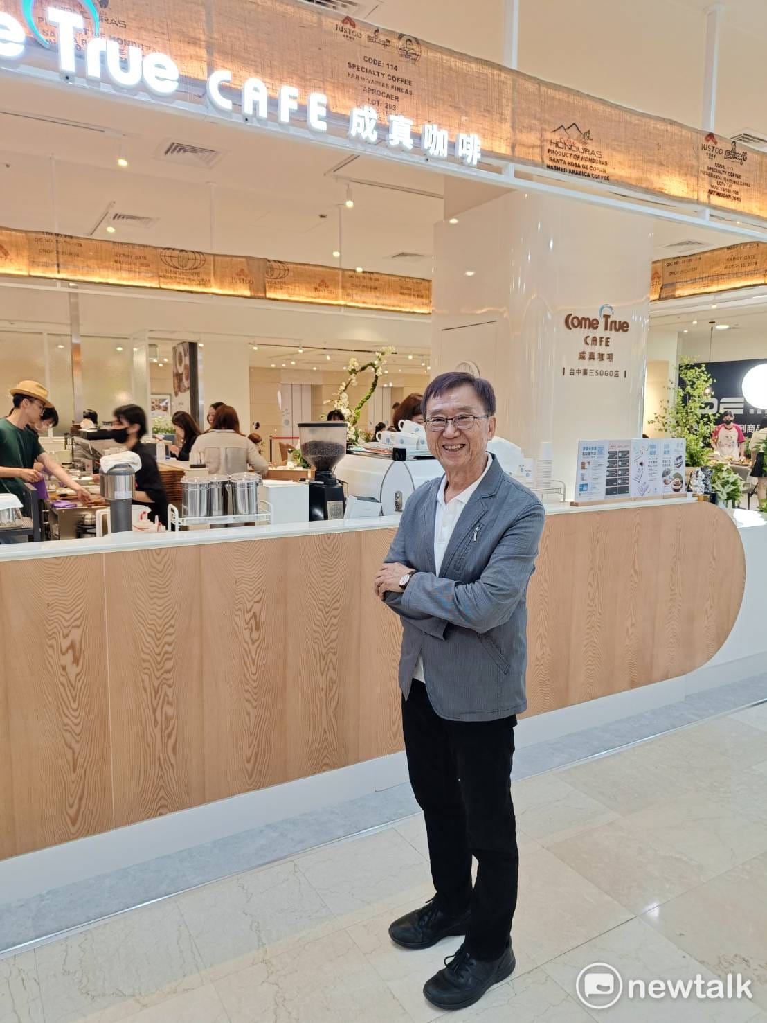 王國雄今（30）日現身即將開幕的成真咖啡台中廣三店，他說，王品是他的事業，成真則是他的志業，「將高品質咖啡與公益理念結合，致力於為世界帶來正向改變！」 圖：唐復年/攝