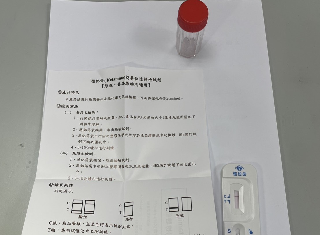 警方以毒品唾液快篩試劑進行檢測，結果呈現三級毒品卡西酮陽性反應，讓賴男無法抵賴。 圖：高市警前鎮分局/提供