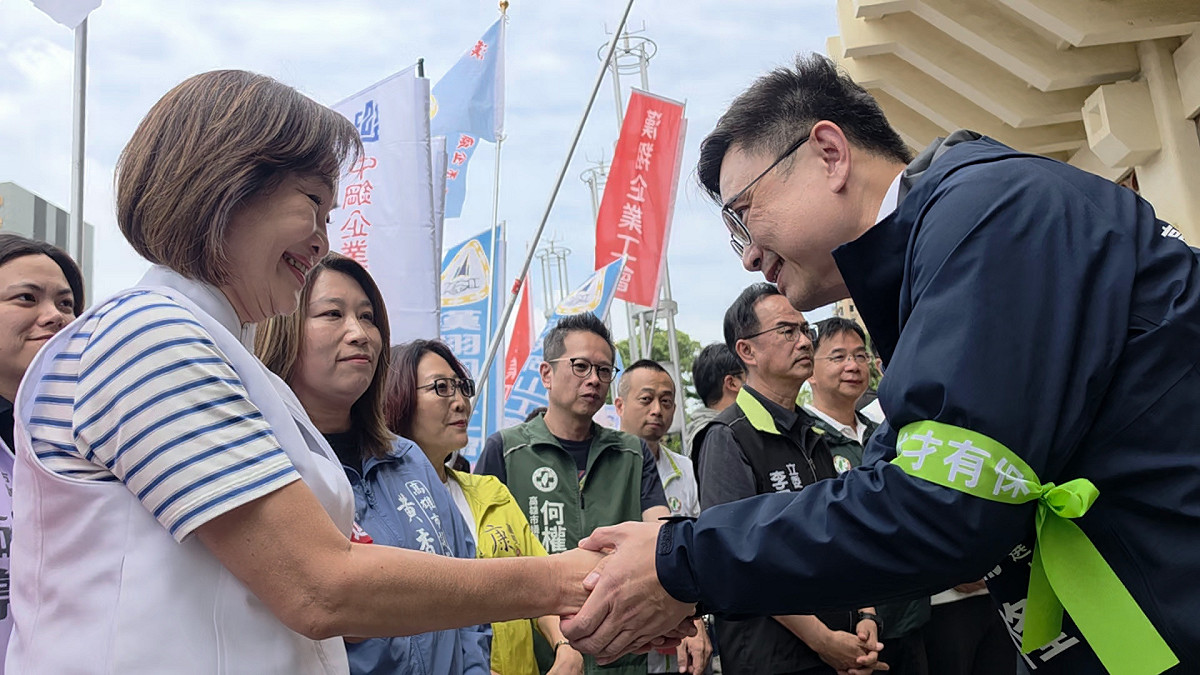 柯志恩(左)競辦表示賴瑞隆(右)競選主軸不少引用參考她3月24日提出的完整政見說明。 圖：柯志恩服務處/提供（資料照）