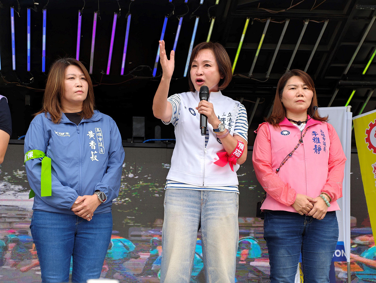 柯志恩(中)今年參與五一勞工遊行，承諾將落實全國首創的「5個第一」勞動政策。 圖：柯志恩服務處/提供（資料照）