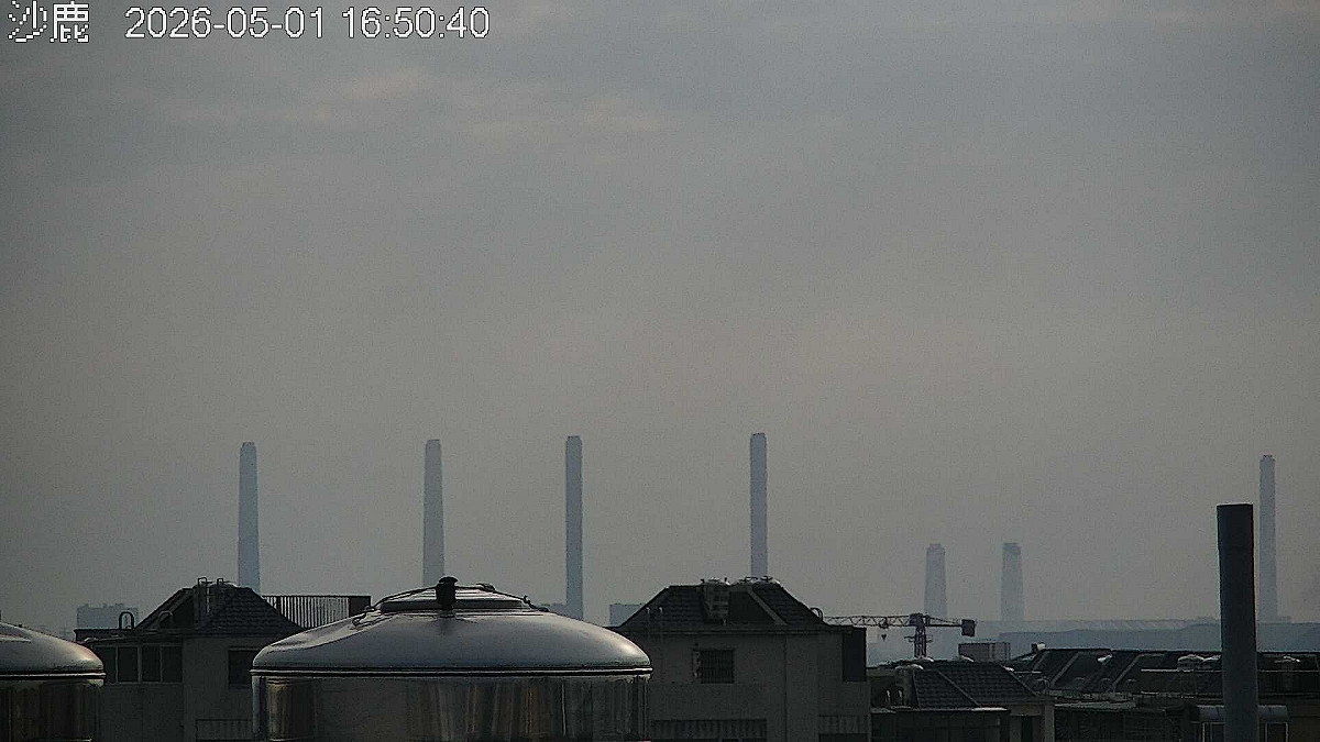 近日轉吹東北風至偏東風，挾帶境外空汙，導致全台空品拉緊報，包含東半部都是黃燈以上等級。 圖：取自空氣品質監測網