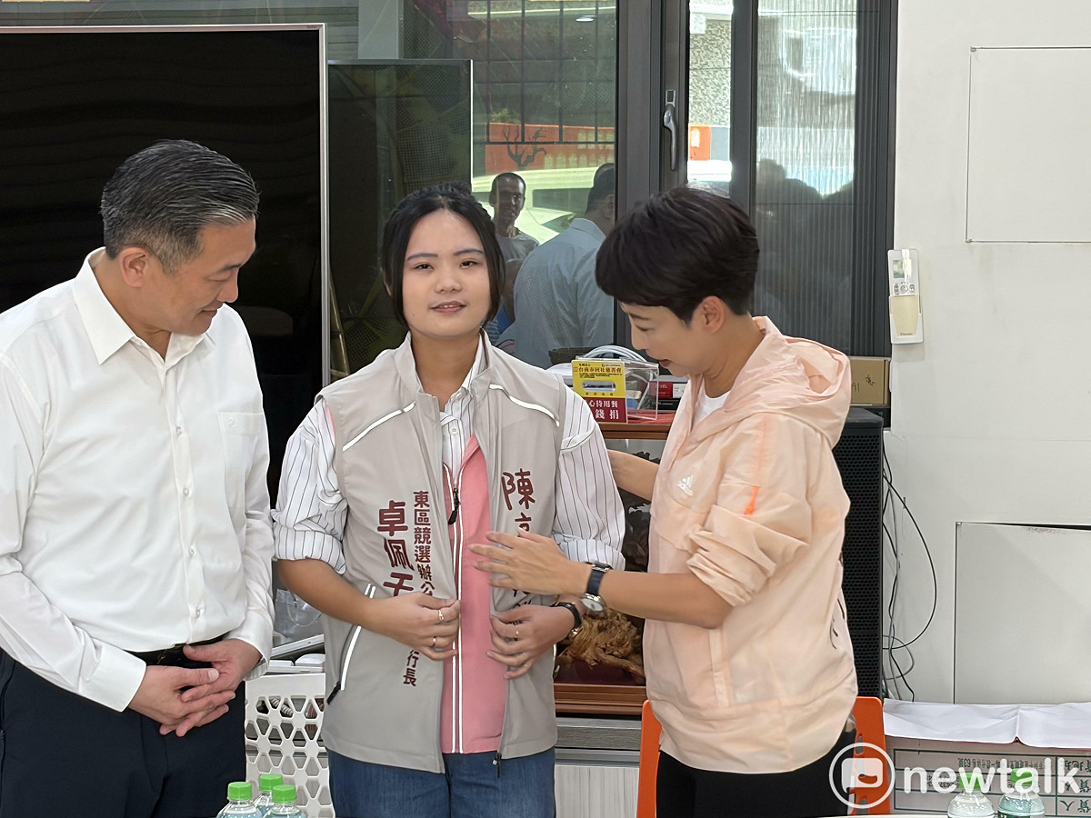 陳亭妃邀請王定宇東區服務處主任卓佩于加入團隊，擔任東區競選辦公室副執行長，並親自為她穿上團隊背心。 圖：黃博郎／攝