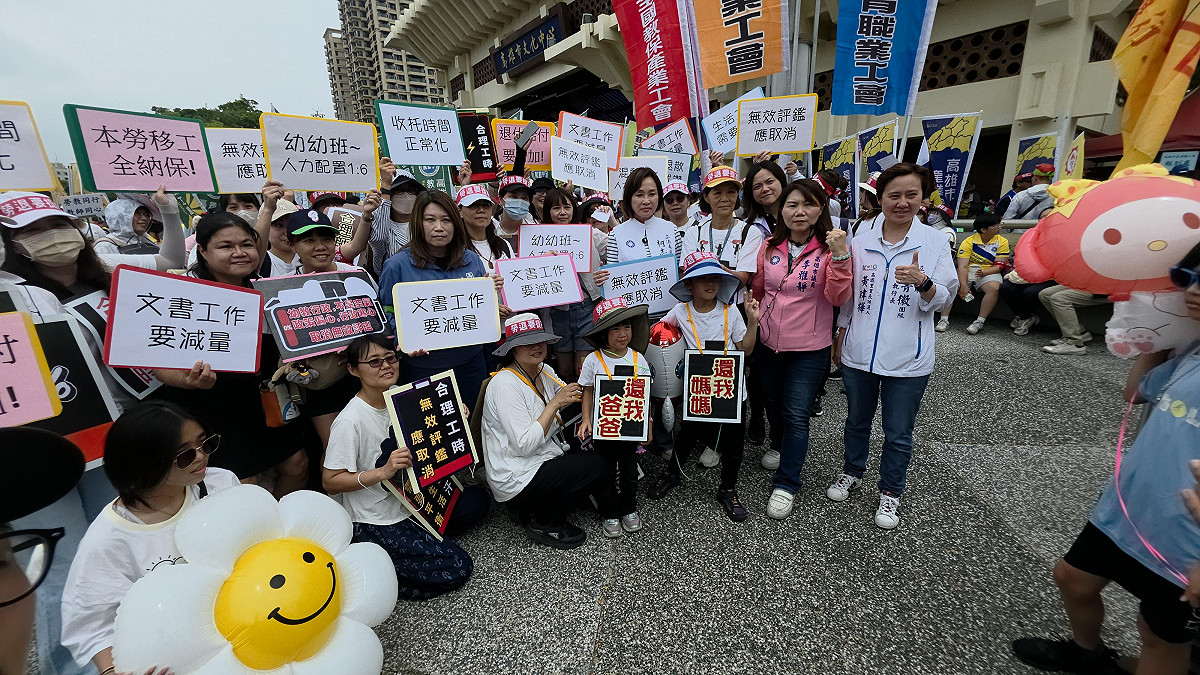高雄市產業總工會五一勞動節遊行，國民黨走上街頭傾聽勞工心聲，並表達對各項訴求的支持。 圖：柯志恩服務處/提供