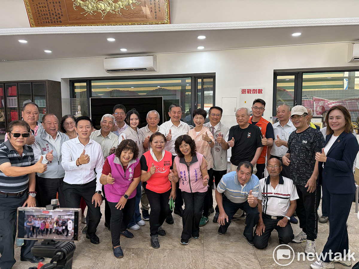 陳亭妃邀請王定宇東區服務處主任卓佩于加入團隊，擔任東區競選辦公室副執行長。王定宇不但親自現身力挺，還表示該陣營南關線議員也可借將。前民進黨台南市黨部主委林國維、前台南市觀旅局長郭貞慧、市議員陳皇宇、陳怡珍和市議員參選人林建南和數十位里長都到場見證，象徵陳亭妃已順利展開地方勢力整合。 圖：黃博郎／攝