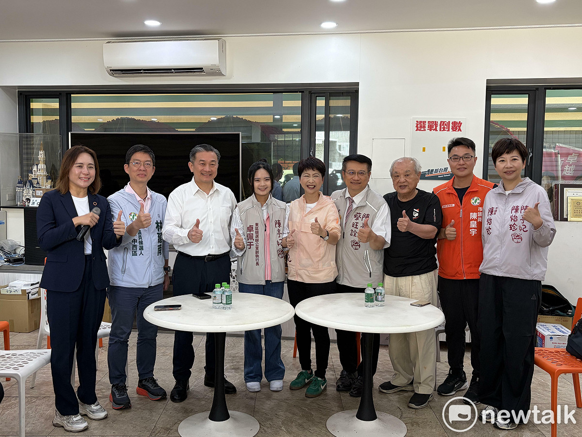 陳亭妃邀請王定宇東區服務處主任卓佩于加入團隊，擔任東區競選辦公室副執行長。王定宇不但親自現身力挺，還表示該陣營南關線議員也可借將。前民進黨台南市黨部主委林國維、前台南市觀旅局長郭貞慧、市議員陳皇宇、陳怡珍和市議員參選人林建南和數十位里長都到場見證，象徵陳亭妃已順利展開地方勢力整合。 圖：黃博郎／攝