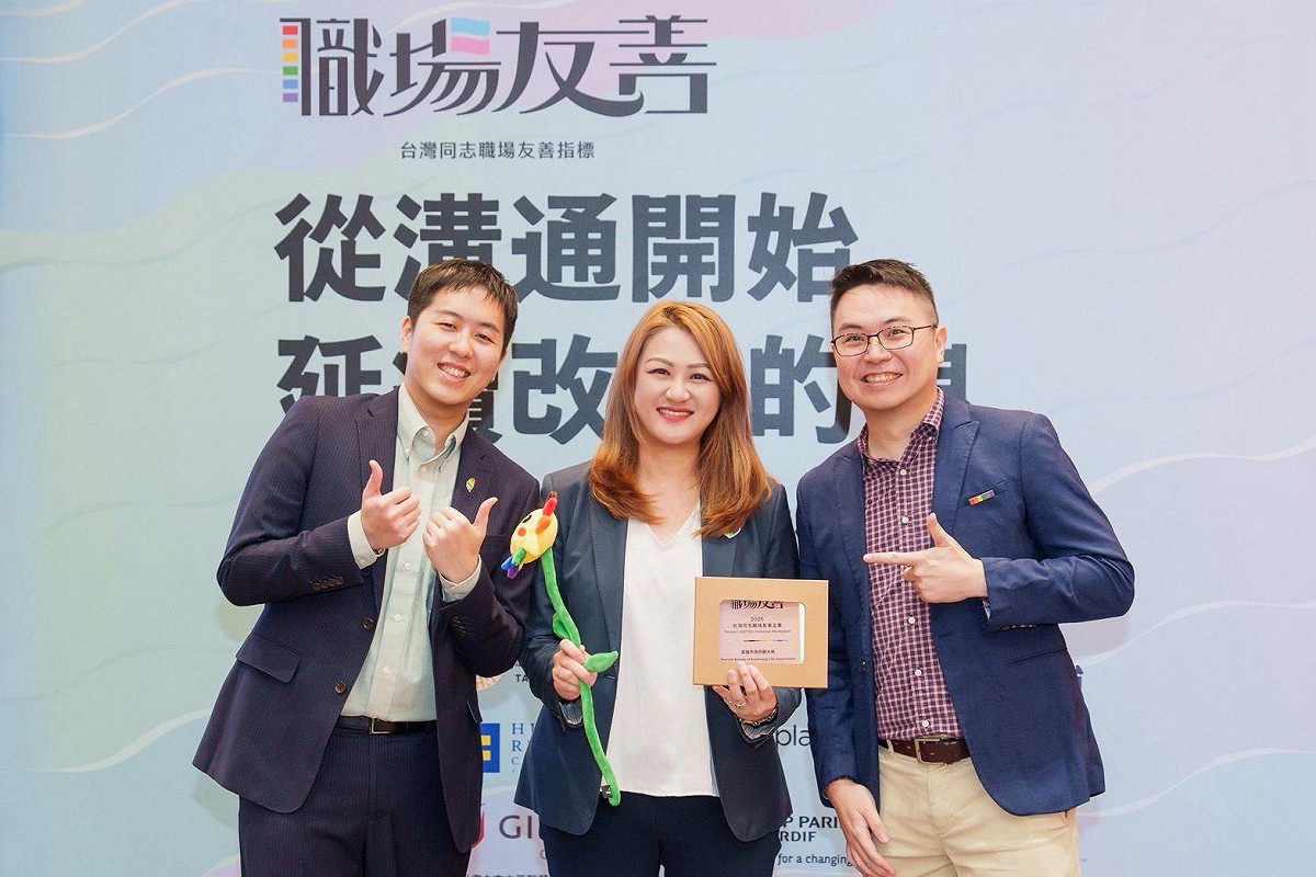 高閔琳(中)受頒友善指標認證。 圖：高雄市觀光局/提供