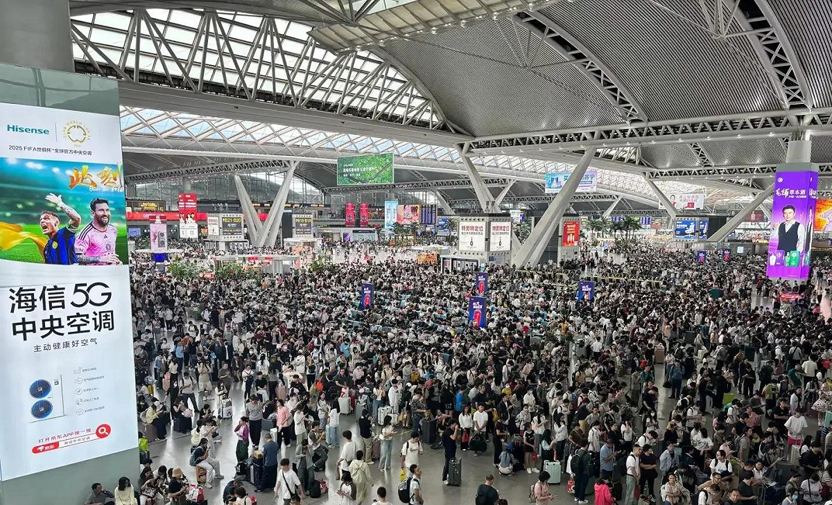 中國五一假期今天啟動，廣州南站的候車大廳被人潮擠得水洩不通。 圖：翻攝自百度