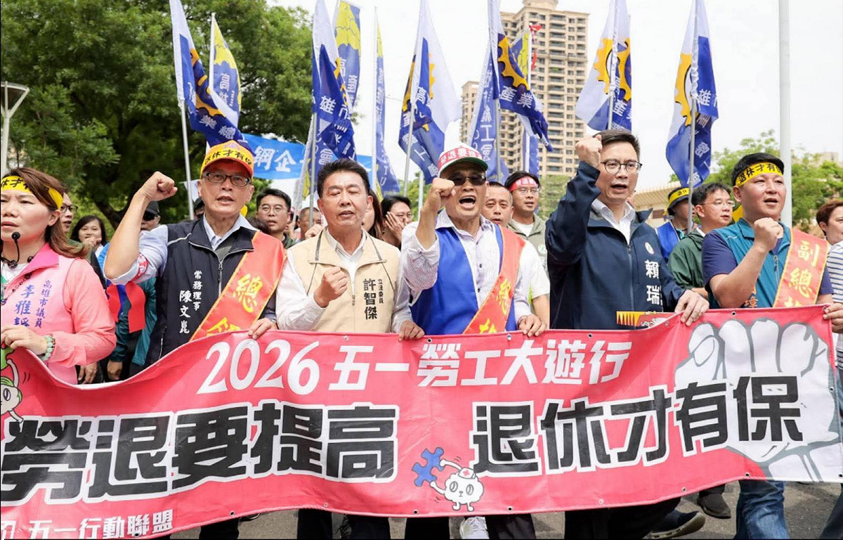 賴瑞隆(前排右二)參加高雄市產業總工會發起的五一勞動節遊行。 圖：翻攝賴瑞隆臉書
