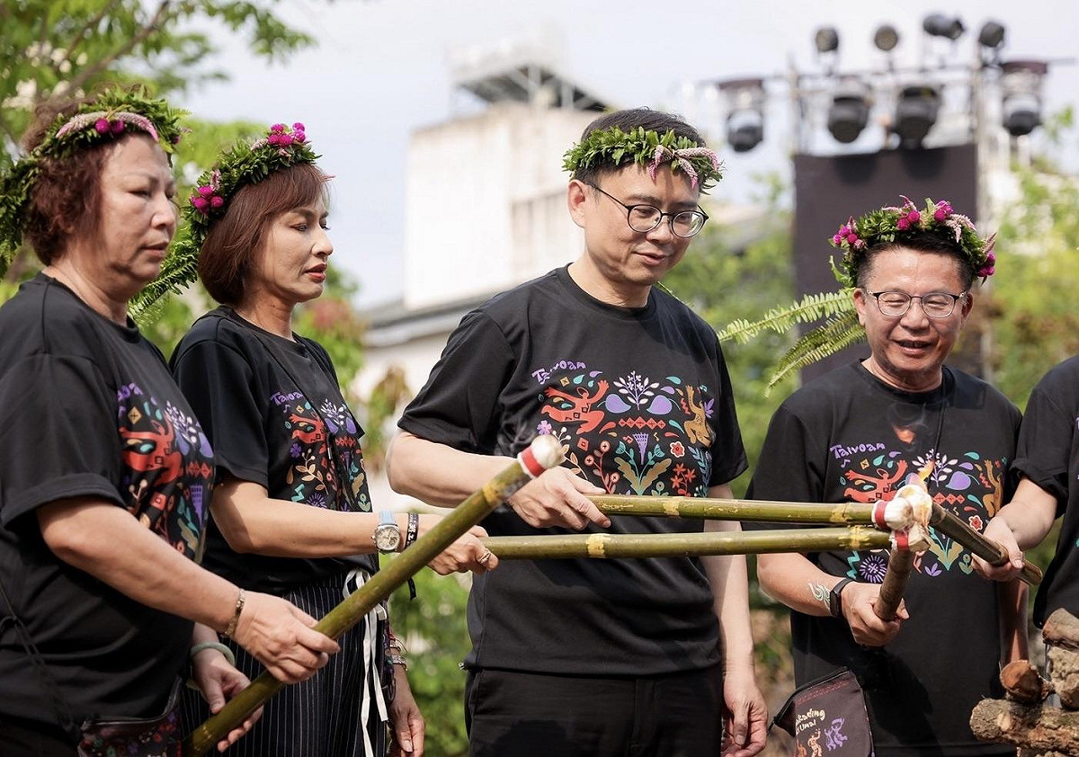 賴瑞隆(右二)、邱議瑩(左二)參與莊嚴的點火祈福儀式。 圖：賴瑞隆服務處/提供