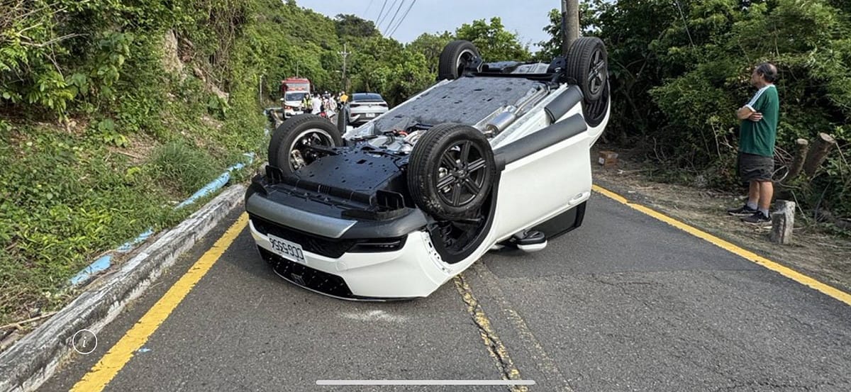 自小客車在柴山大道疑轉彎不慎撞擊路肩側翻，四輪朝天橫躺路中阻斷來往車輛通行。 圖：民眾/提供